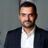 صورة يوسف غانم يبدو واثقًا في بيئة عمل